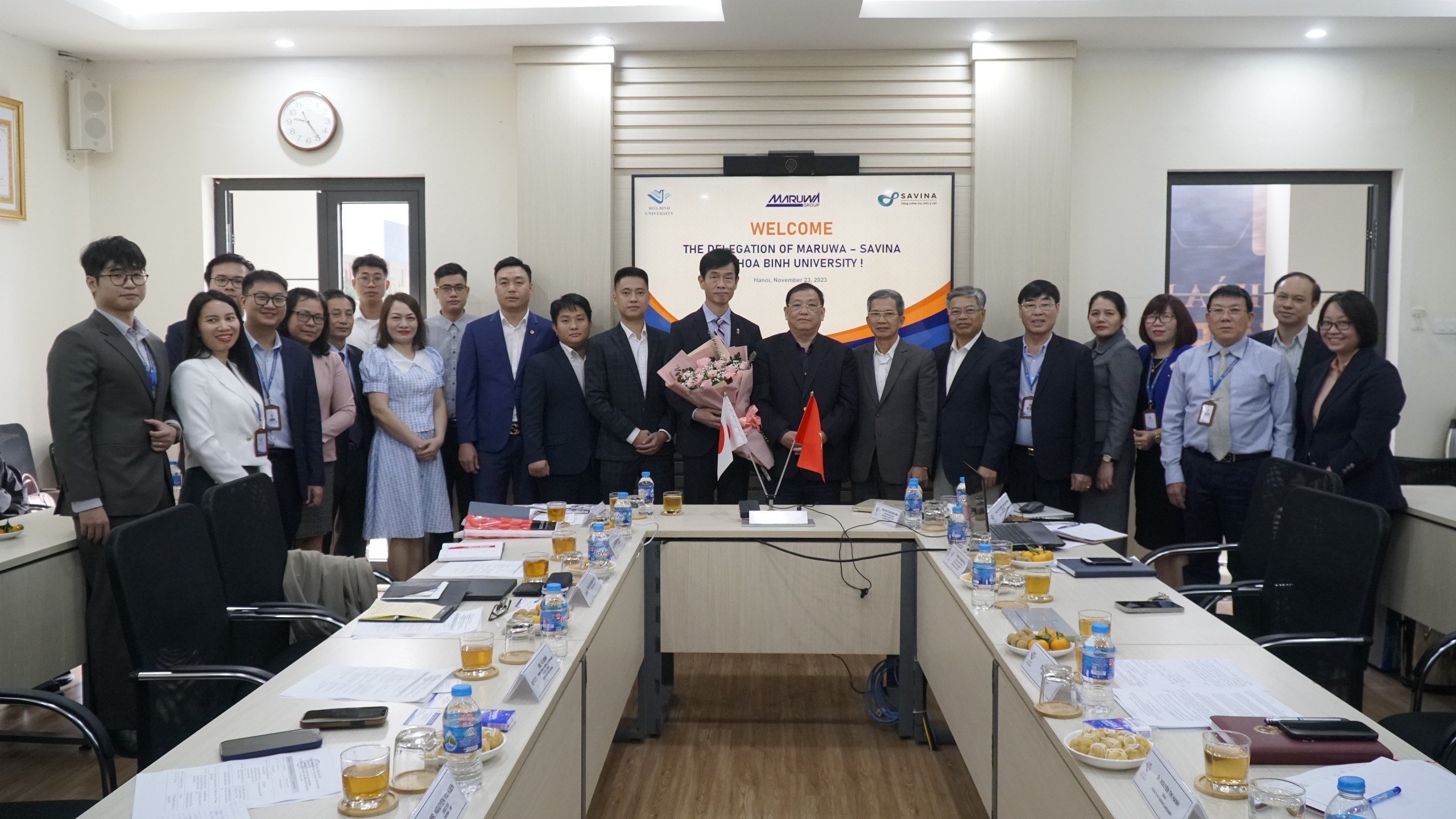 Làm việc với đối tác quốc tế